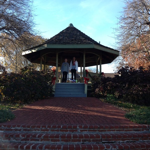Gazebo On Main St Saint Charles 2 tips