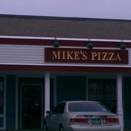 Foto diambil di Mike&#39;s Pizza oleh bob s. pada 1/11/2013