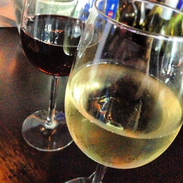 8/22/2013にLiquidRadarがChill Wine Lounge  **CLOSED**で撮った写真