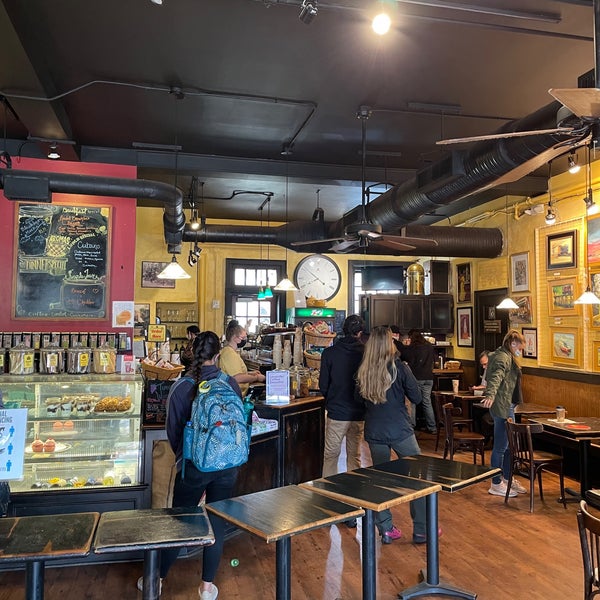 4/13/2021 tarihinde Ted B.ziyaretçi tarafından Aromas Coffeehouse Bakeshop &amp; Cafe'de çekilen fotoğraf