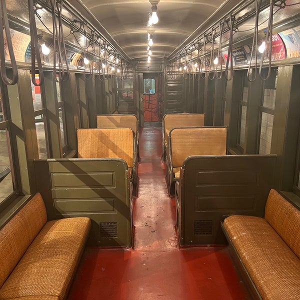 รูปภาพถ่ายที่ New York Transit Museum โดย Ted B. เมื่อ 9/1/2022