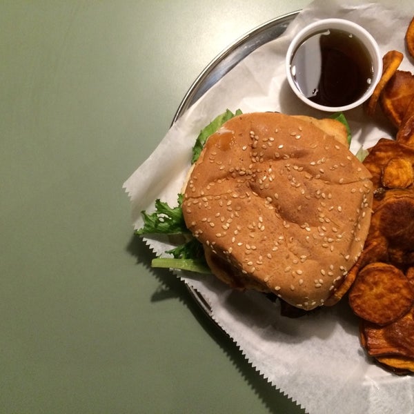 Foto scattata a Joy Burger Bar da Annie W. il 9/25/2014