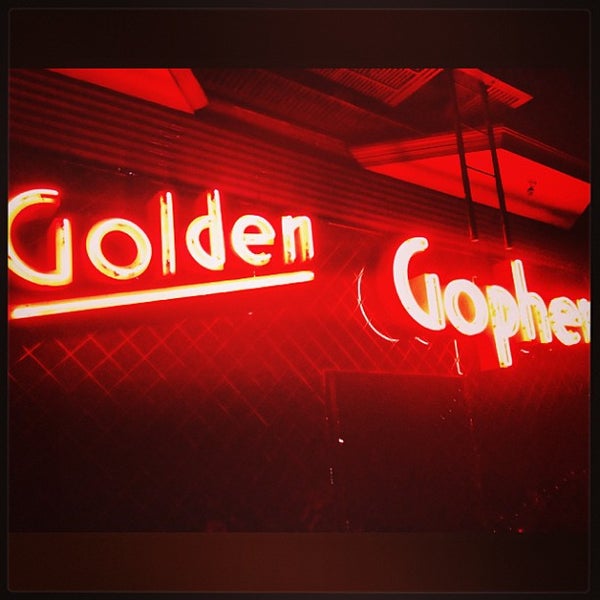 รูปภาพถ่ายที่ Golden Gopher โดย Rock On M. เมื่อ 5/31/2013