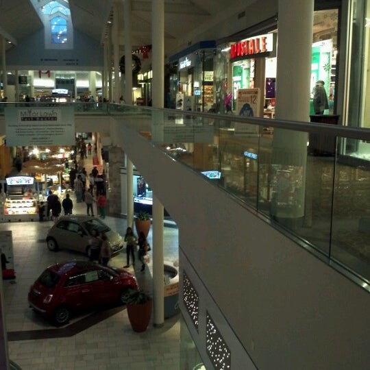 Foto tirada no(a) Rolling Oaks Mall por Clinton T. em 11/23/2012