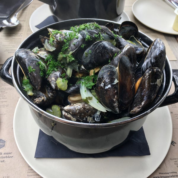 Tasty mussels and good fries. The dame blanche is worth mentioning as well. Enjoy the excellent view from the terrace. Full review @ www.captaincritic.be/2020/09/brasserie-bridge.html
