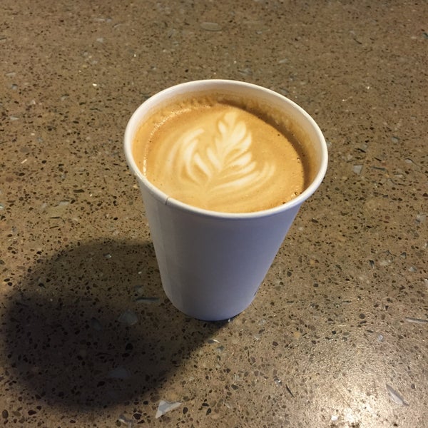 Снимок сделан в Alabaster Coffee Roaster &amp; Tea Co. пользователем Luke B. 7/10/2015