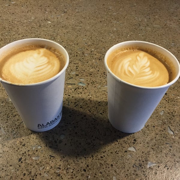 7/10/2015 tarihinde Luke B.ziyaretçi tarafından Alabaster Coffee Roaster &amp; Tea Co.'de çekilen fotoğraf