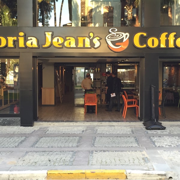 Photo taken at Gloria Jean&#39;s Coffees by Serkaan on 4/13/2015