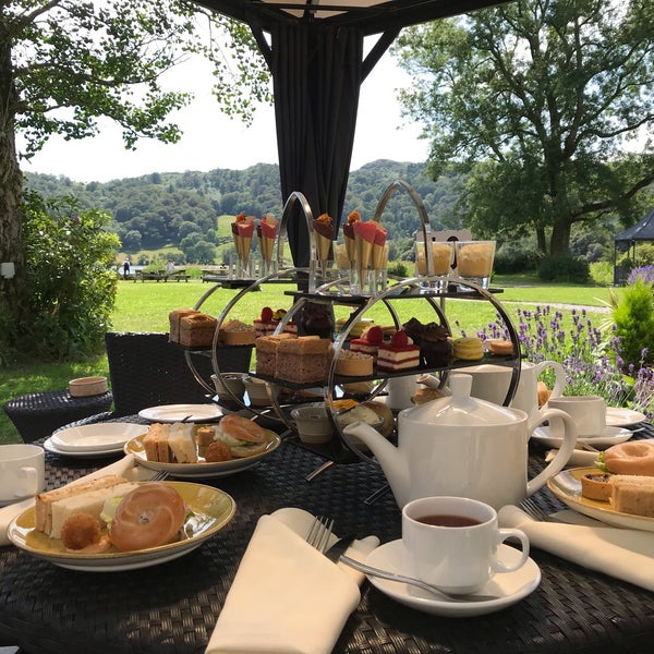 The hotel occupies an ideal location on lake Grasmere a short walk to the village.Rooms are clean and well designed Esp. Molton Brown suite; ideal destination to disconnect and breathe fresh air.