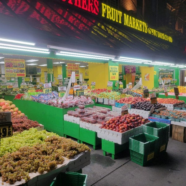 รูปภาพถ่ายที่ United Brothers Fruit Markets โดย Jeanise C. เมื่อ 7/25/2022