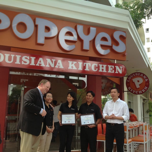 Photo taken at Popeyes Louisiana Kitchen by Xuan Trang U. on 4/12/2013