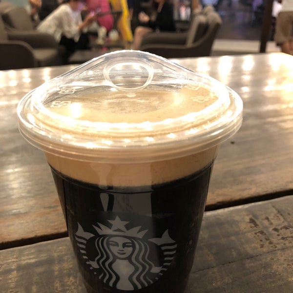 Foto diambil di Starbucks oleh Xuan Trang U. pada 1/27/2020