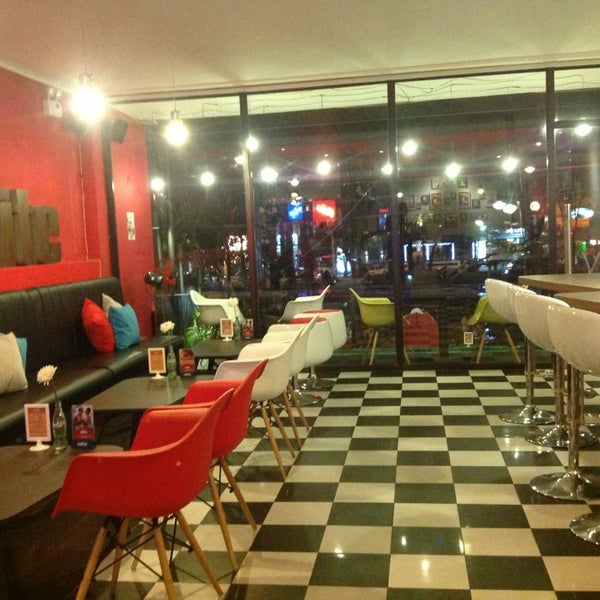 Foto diambil di Retrobite Diner Cafe oleh Xuan Trang U. pada 3/15/2013