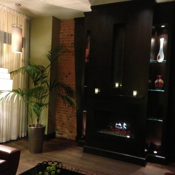 รูปภาพถ่ายที่ Le Place d&#39;Armes Hôtel &amp; Suites โดย Jessie Cheung เมื่อ 2/24/2013