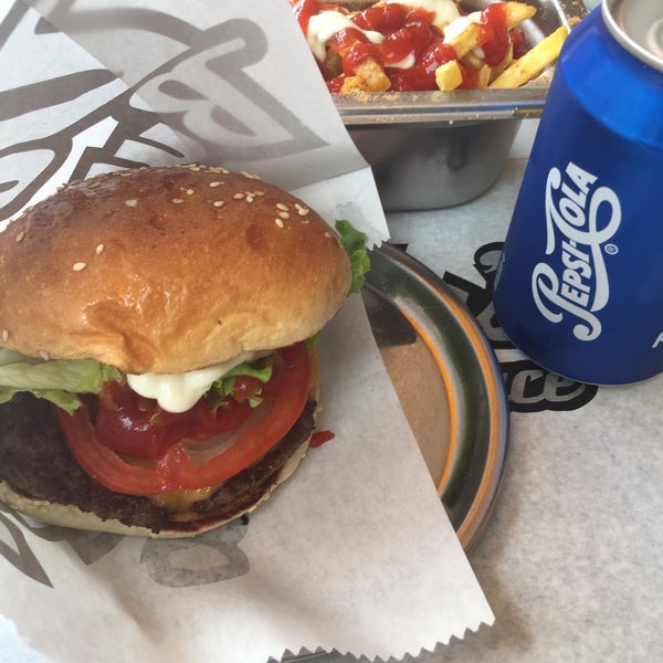Foto scattata a Dobby&#39;s Burger Place da Satı M. il 4/9/2019