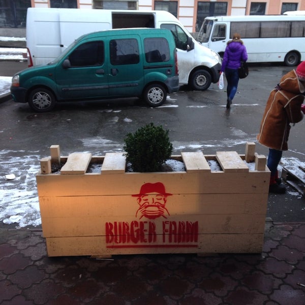 Foto tirada no(a) Burger Farm por Semaniv Y. em 12/7/2013