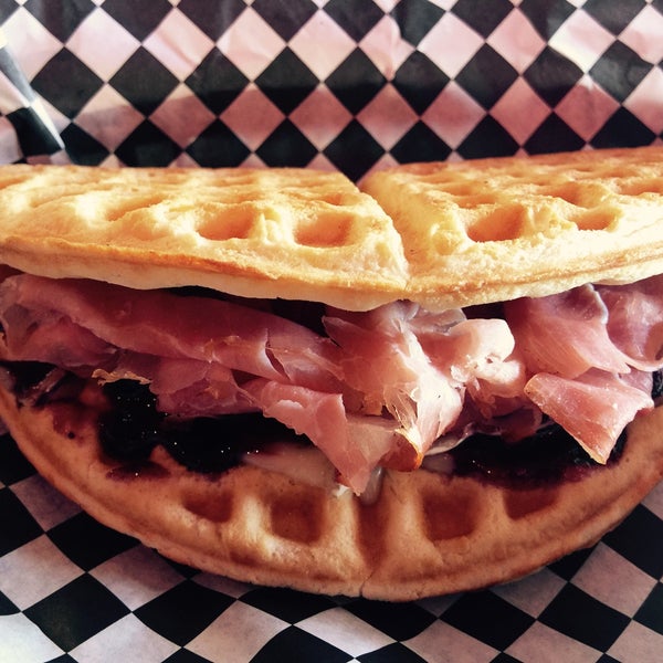 11/22/2015 tarihinde Daniel E.ziyaretçi tarafından Butter And Zeus Waffle Sandwiches'de çekilen fotoğraf