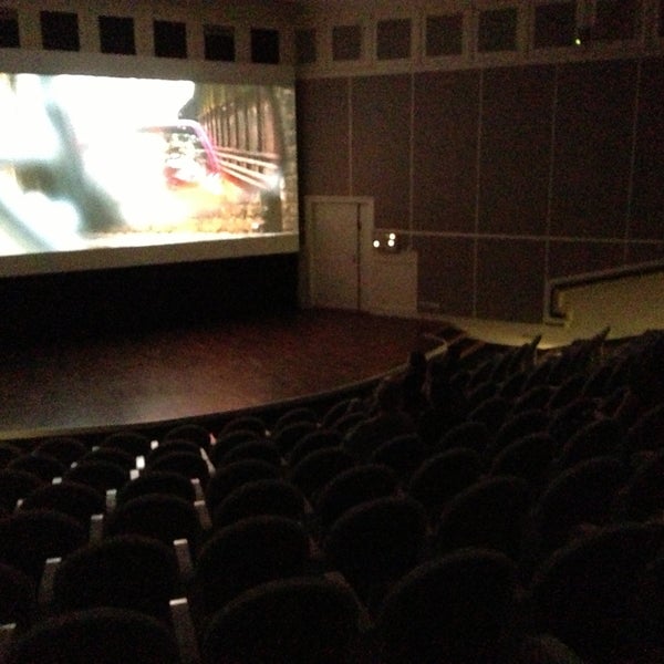 Foto tirada no(a) Angleterre Cinema Lounge por Vlad . em 5/10/2013