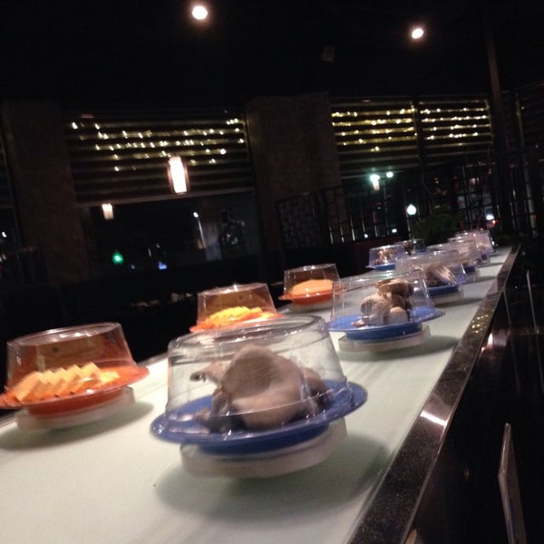รูปภาพถ่ายที่ Akai Ryu Shabu &amp; Sushi Restaurant โดย Stephen D. เมื่อ 11/21/2014
