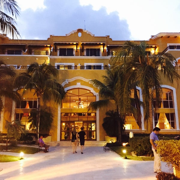 รูปภาพถ่ายที่ Secrets Capri Riviera Cancun โดย Diego H. เมื่อ 8/5/2015