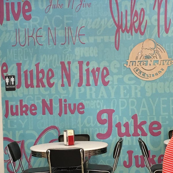 Foto diambil di Juke N Jive Creamery oleh Carole E. pada 8/17/2017