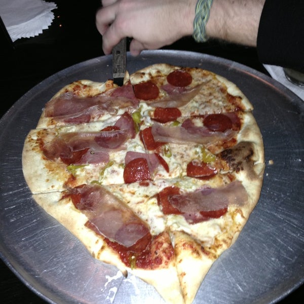 2/15/2013 tarihinde Chris M.ziyaretçi tarafından Radius Pizza'de çekilen fotoğraf