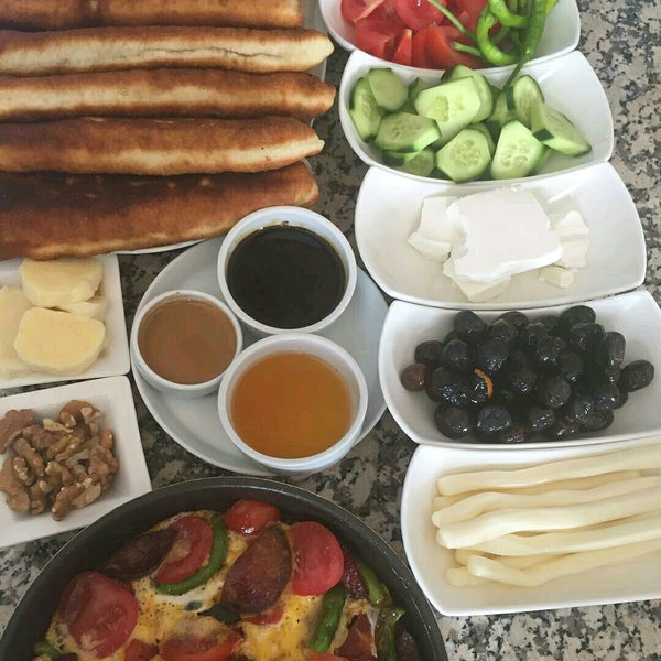 Foto diambil di Nişantaşı kahvaltı oleh Burcu G. pada 5/10/2017