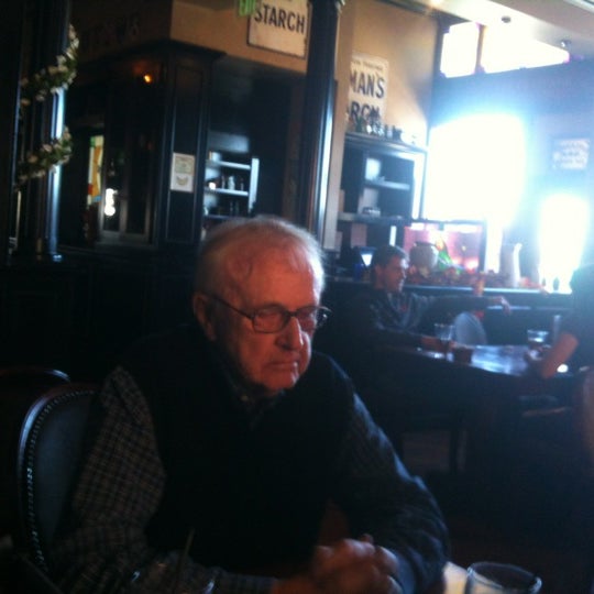 รูปภาพถ่ายที่ Claddagh Irish Pub โดย Travis S. เมื่อ 10/12/2012