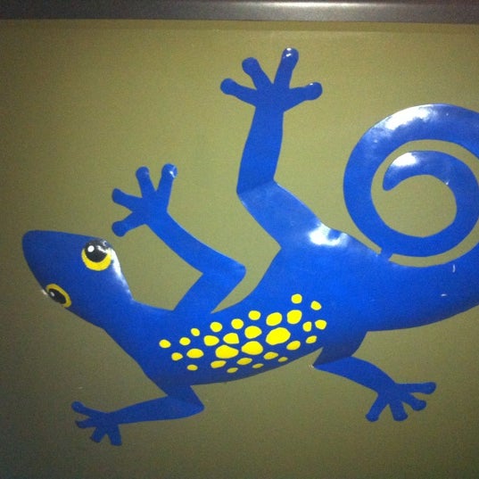 Foto scattata a Blue Lizard Hookah Lounge da Chantelle L. il 11/15/2012