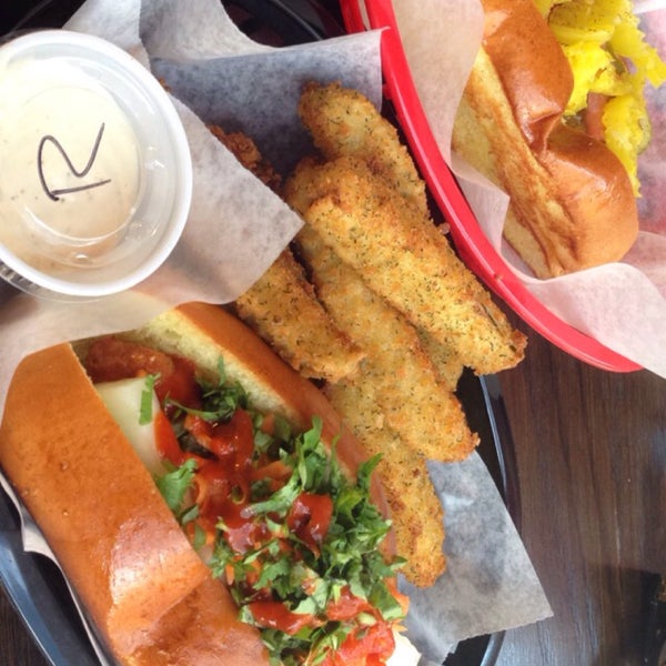 รูปภาพถ่ายที่ Haute Dogs &amp; Fries Restaurant โดย Priya Y. เมื่อ 8/3/2015