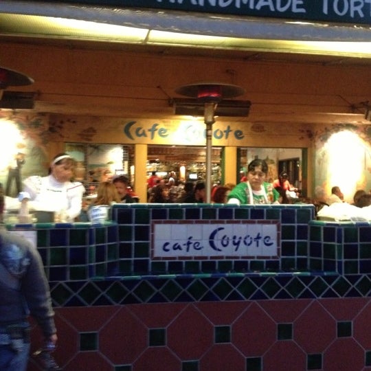Photo prise au Cafe Coyote par Liz P. le11/12/2012