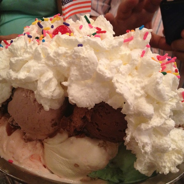 Photo taken at Jaxson&#39;s Ice Cream Parlour, Restaurant &amp; Country Store by Alejandro A. on 5/10/2013