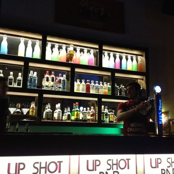 Foto tomada en Up Shot Bar  por Dies Kuafor el 5/1/2013