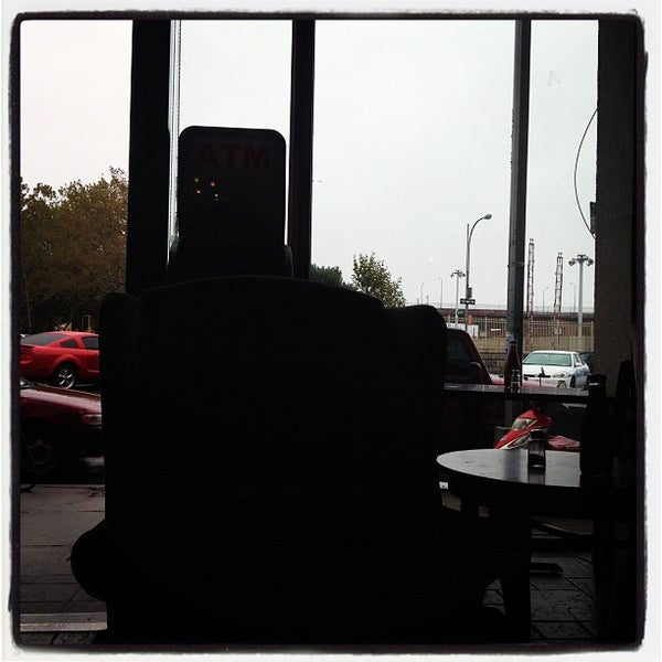Das Foto wurde bei Bricktown Bagel &amp; Cafe von rich g. am 10/29/2012 aufgenommen