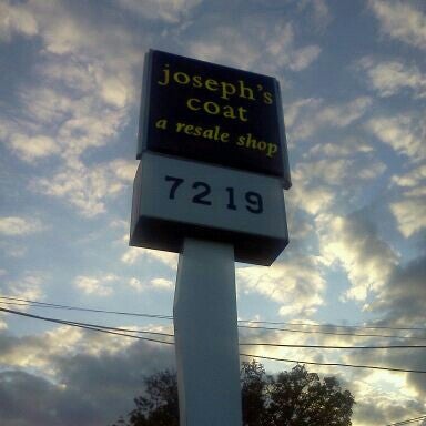 Снимок сделан в Joseph&#39;s Coat Resale Store пользователем Matt W. 9/22/2012