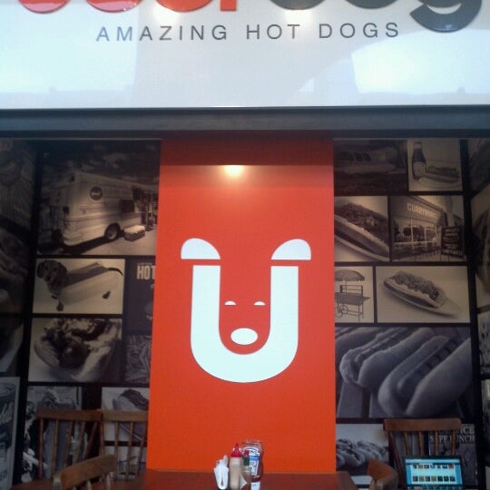 Das Foto wurde bei Überdog - Amazing Hot Dogs von Gil J. am 11/10/2012 aufgenommen