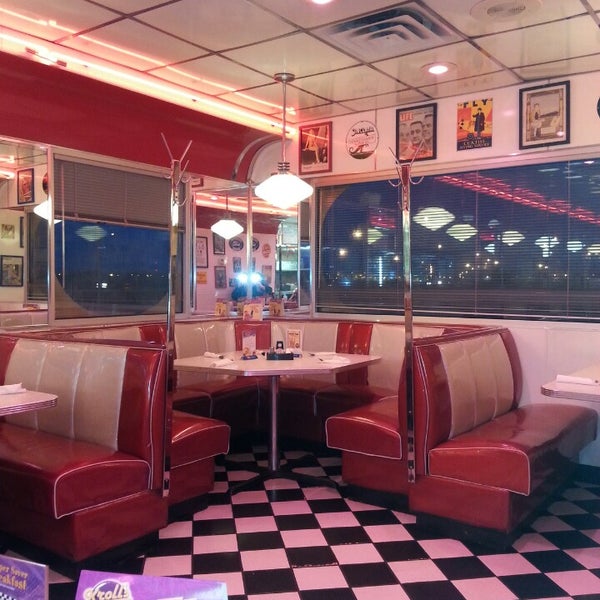 Foto scattata a Kroll&#39;s Diner da Deborah B. il 10/9/2013
