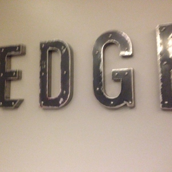 รูปภาพถ่ายที่ Edge Rooftop Cocktail Lounge โดย Juli F. เมื่อ 5/10/2014