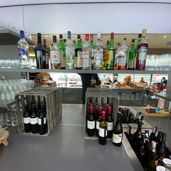 Photo taken at Austrian Airlines Business Lounge | Non-Schengen Area by Simonas B. on 10/20/2019