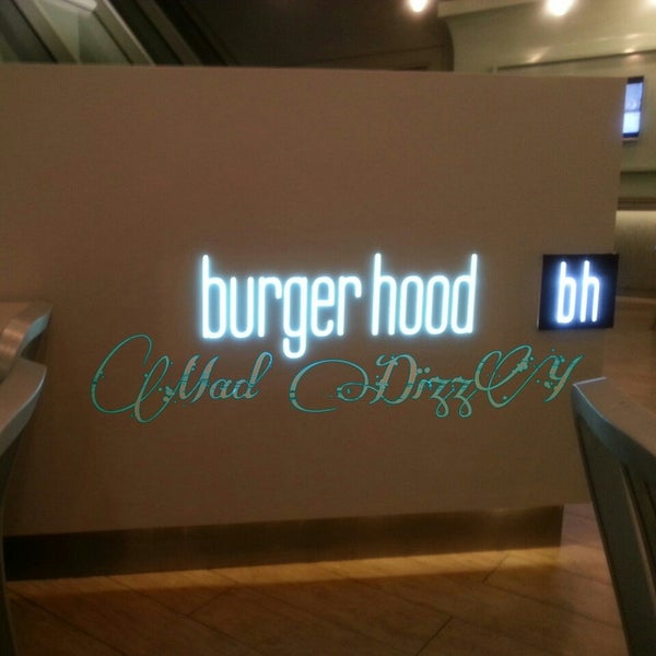 Foto tirada no(a) Burger Hood برجر هوود por S A. em 6/6/2013