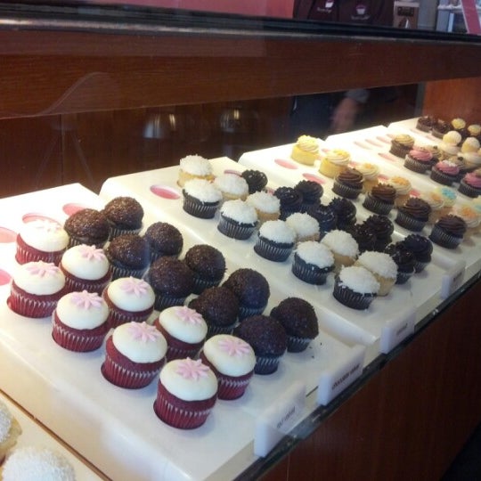 1/18/2013에 Edi G.님이 Kara&#39;s Cupcakes에서 찍은 사진