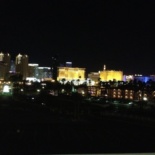 Foto tomada en Casino Tower at Hard Rock Hotel &amp; Casino  por Alex el 11/22/2012