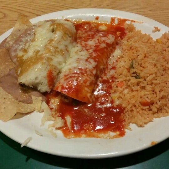 Foto diambil di La Fogata Mexican Restaurant &amp; Catering oleh Chester Paul S. pada 5/28/2016