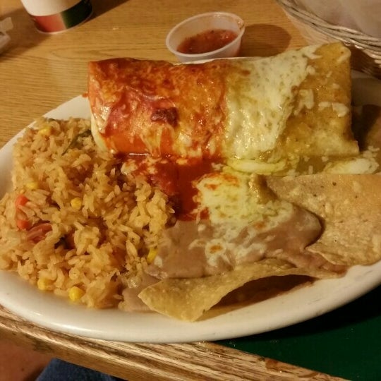 Foto diambil di La Fogata Mexican Restaurant &amp; Catering oleh Chester Paul S. pada 1/23/2016