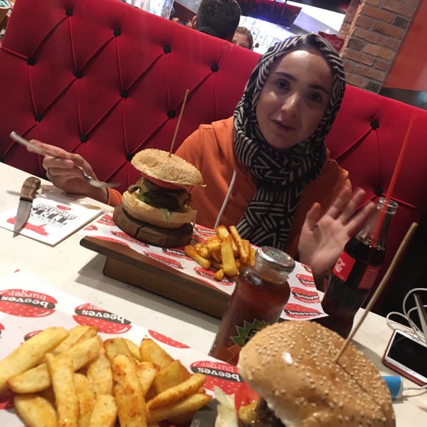 Photo taken at Beeves Burger by Esra on 10/1/2017