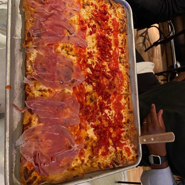 Foto diambil di Harry&#39;s Italian Pizza Bar oleh Wendy P. pada 10/26/2022