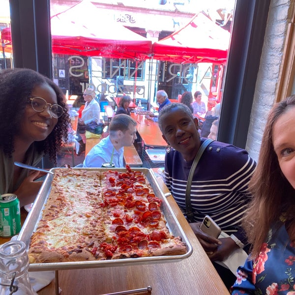 9/29/2022 tarihinde Wendy P.ziyaretçi tarafından Adrienne&#39;s Pizza Bar'de çekilen fotoğraf