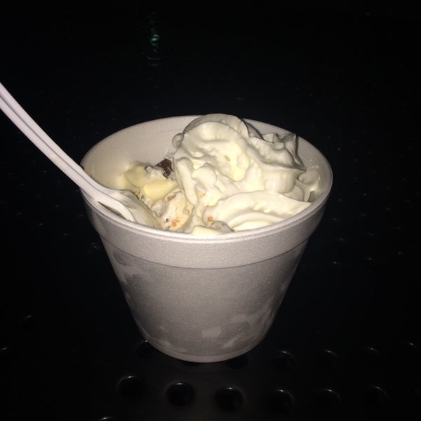 Photo taken at Go Yo! Frozen Yogurt by Jim T. on 9/6/2014