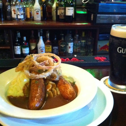 Foto diambil di Slainte Irish Pub + Kitchen oleh Jim T. pada 9/18/2012
