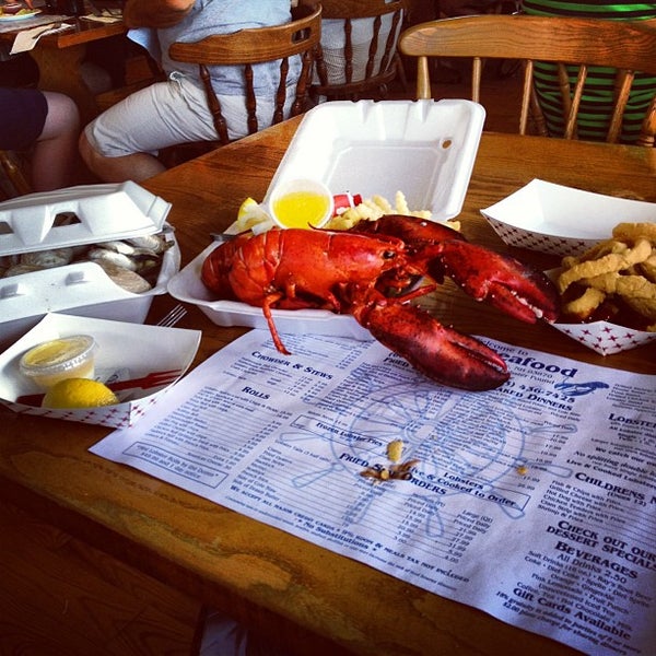 Foto scattata a Ray&#39;s Seafood Restaurant da Jeremy M. il 8/15/2013